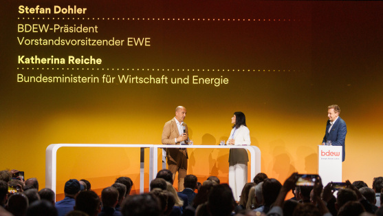 Stefan Dohler und Katherina Reiche auf der Plenumsbühne des BDEW Kongress 2025