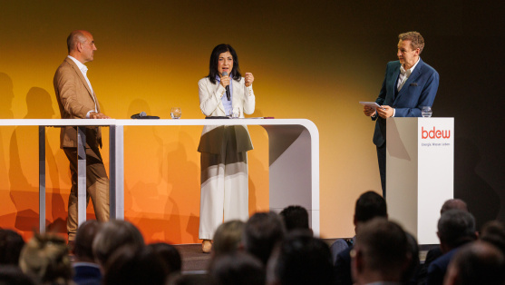 Stefan Dohler und Katherina Reiche auf der Plenumsbühne des BDEW Kongress 2025
