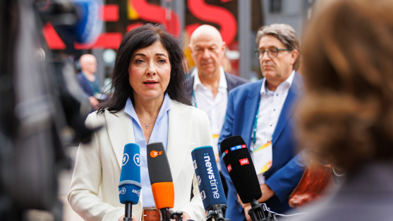 Katherina Reiche gibt ein Pressestatement