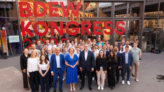 Gruppenfoto der BDEW-Nachwuchsinitiative vor einer Glasfassade mit der Aufschrift 'BDEW Kongress 2025'