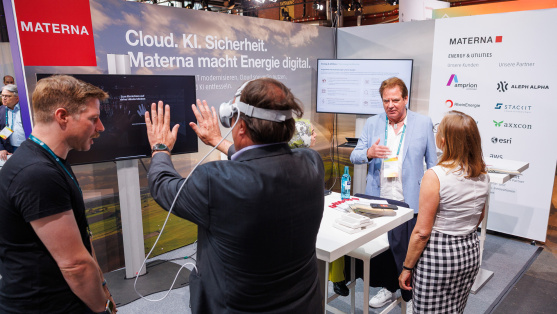 Menschen unterhalten sich an einem Ausstellungsstand