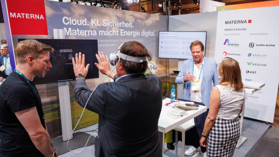 Menschen unterhalten sich an einem Ausstellungsstand