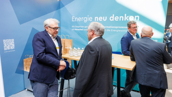 Menschen unterhalten sich an einem Ausstellungsstand