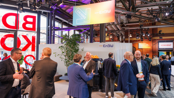 Menschen unterhalten sich in der Ausstellung des BDEW Kongress 2025