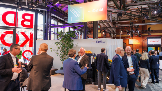 Menschen in der Ausstellung des BDEW Kongress 2025