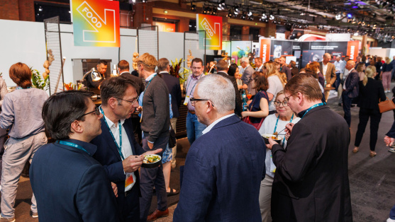 Menschen in der Ausstellung des BDEW Kongress 2025