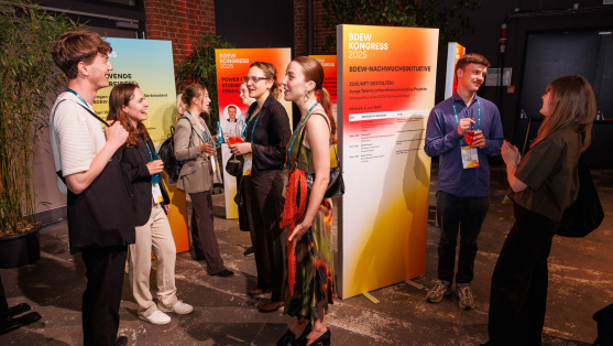 junge Menschen unterhalten sich in der Nachwuchslounge des BDEW Kongress 2025