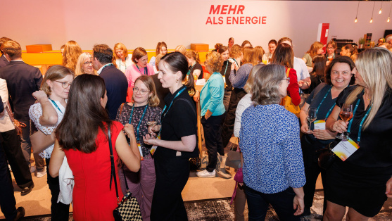 Menschen in der Ausstellung des BDEW Kongress 2025