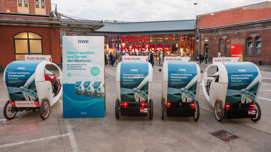 Bike Taxen vor einer Glasfassade mit der Aufschrift 'BDEW Kongress 2025'