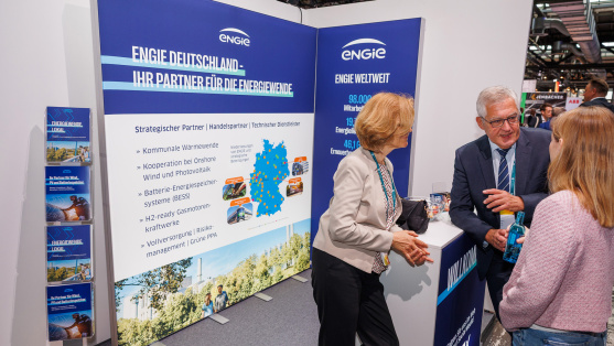 Menschen unterhalten sich an einem Ausstellungsstand