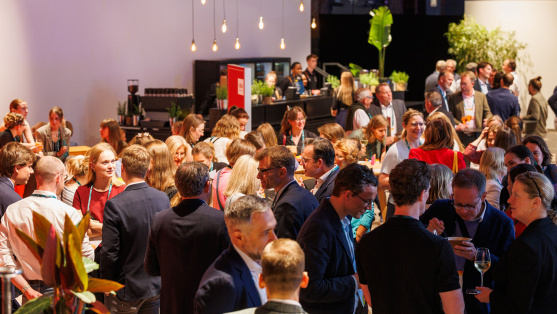 Menschen in der Ausstellung des BDEW Kongress