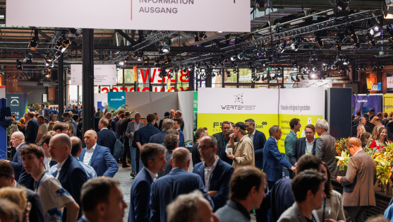 Menschen in der Ausstellung des BDEW Kongress