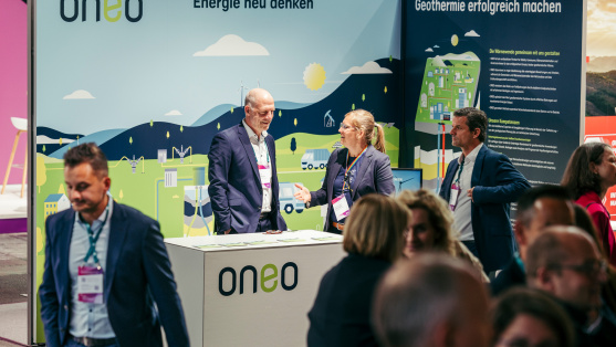 Menschen unterhalten sich an einem Ausstellungsstand