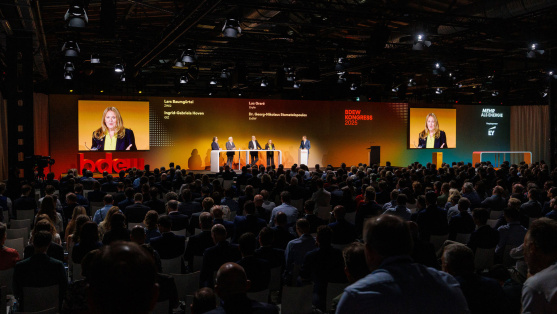 Podiumsdiskussion im Plenum des BDEW Kongress 2025 vor vollem Publikum