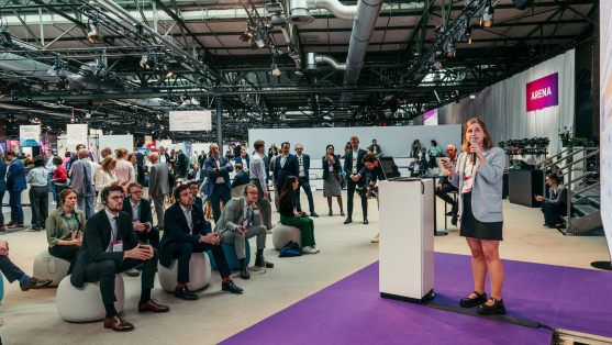 eine Frau hält einen Vortrag in der Science Corner auf dem BDEW Kongress 2024